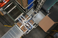 Pallettizzatore automatico per la disposizione di contenitori su pallets con interfalde o vassoi